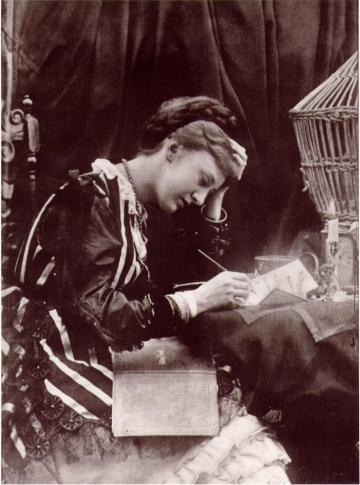 אישה כותבת מכתב